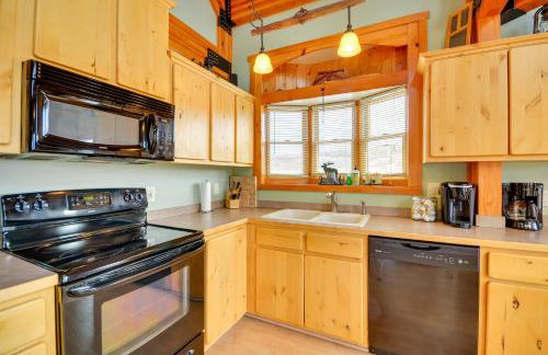 Off The Beaten Path Cabin with Mtn Views and Hot Tub - Foto 9