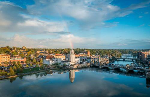 Walk Downtown & River Stylish Cozy Stay w Huge Porch - Foto 36