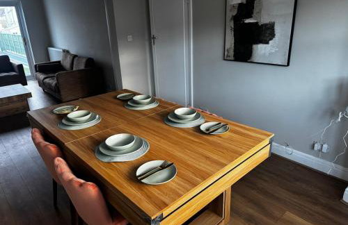 Modern 3-Bedroom House with Private Parking - Photo 10