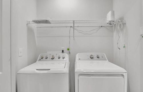 4BR Townhouse King Bed 2-Story Near NC State - Foto 17