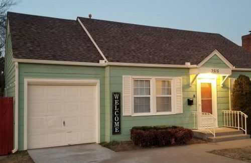 BLUE FLAMINGO'S CHARMING HOME-Heart of Tulsa2- Cherry St-Expo-11th - Foto 68