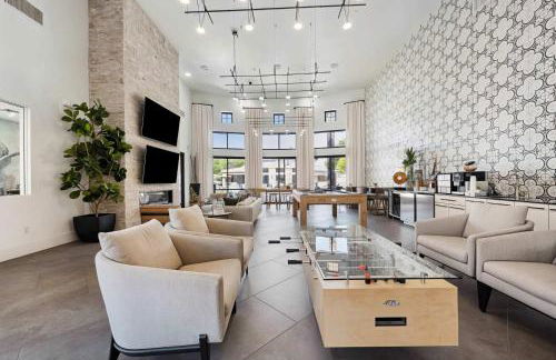 Boulevard Stays Chic 1BR Near Stadium Pool Access Gym & Free Parking - Photo 11