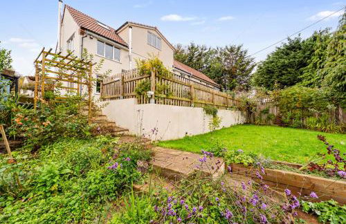 Whimsical Countryside Escape with Sprawling Garden - Foto 38