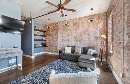 Downtown Urban Loft above Restaurants - Photo 7