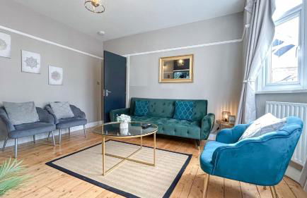 Promo Rate - New Malden 3BDR House with Garden & FREE Parking near Raynes Park, Kingston upon Thames & Wimbledon by NourNest Apartments - Foto 2