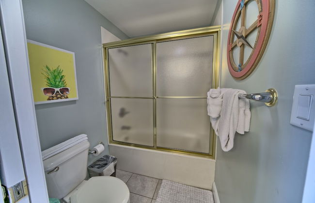 Luxurious Beachfront Condo with Beachside Pool Access and Free WiFi - Unit 1202 by RedAwning - Foto 21