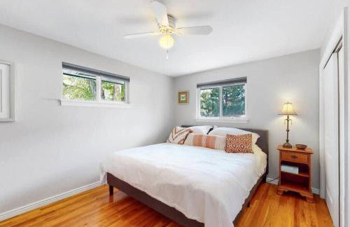 Charming four bedroom home with large yard and plenty of room for family - Foto 26