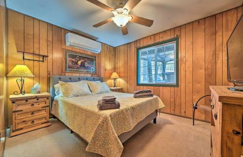 Near Hiking Trails Woodsy Pine Cabin with Fire Pit - Foto 13