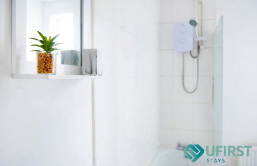 Bright 4 BR Home - Forest Fields - City Centre - Free Parking - WiFi - Close to Forest Rec - Sleeps 8 - Foto 34