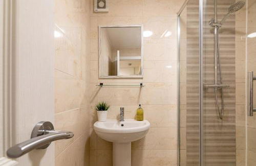 2 bedroom Large Town Centre Apartment FREE Parking - Foto 23