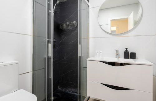 Spacious & Stylish Flat with Garage by HostWise - Foto 30