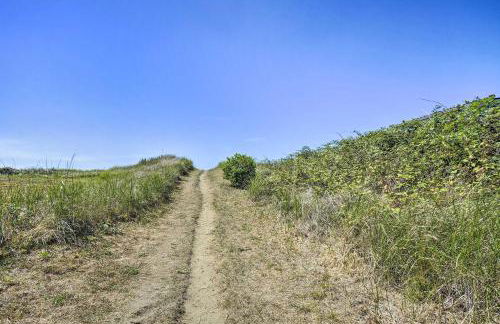 Coastal PNW Gem with Hot Tub - Walk to Beach! - Foto 31