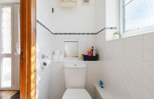 Detached House in Ashford with Free Parking and Hot Tub - Sleeps 10 - Foto 22