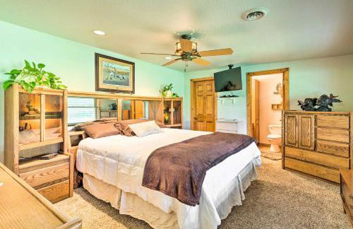 Family Home with Hot Tub - Walk to Johnson Lake! - Foto 12