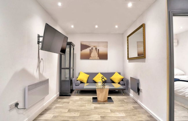 Cozy Guest Lodge With a Large Secluded Garden - Photo 16