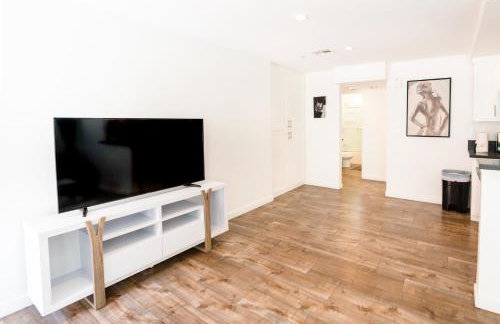 Cozy Stylish 1-Bedroom In Hollywood With Free Gated Parking - Photo 9