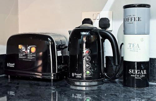 Stylish Town Centre Apartment, ALLOCATED FREE PARKING SPACE, RICKMANSWORTH HIGH STREET, Modern Decor, Juliet Balcony, Walking Distance to Rickmansworth Station Metropolitan Line - Foto 29