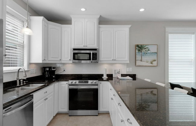 Beach Cottage w/ Backyard Oasis - Quiet Neighborhood in BMB - Foto 11