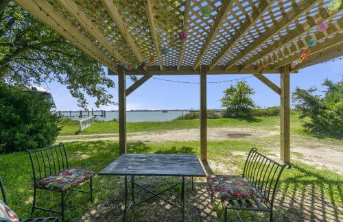 Charming Waterfront Cabin Cabin - Photo 2