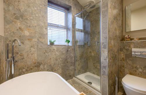 Stylish 3BR Townhouse Sleeps 6 Near City Centre - Foto 18
