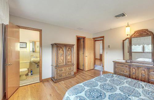 Watertown Home with Yard 1 Mi to Echo Lake Park! - Foto 12