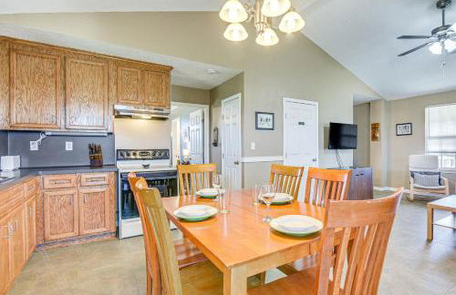 Walk to Shore Crystal Beach Home with Deck! - Foto 8