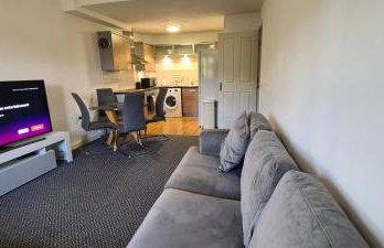 Large 2 bed flat in Bolton - Photo 5
