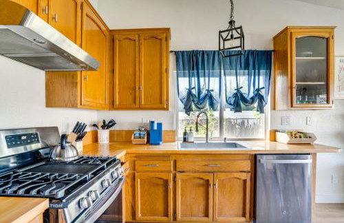 Water-View Home w/ Hot Tub in Lake Elsinore! - Foto 8