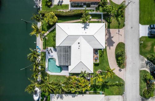 Seven Palms Waterfront- Private Dock, Heated Pool & Lanai -Walk to beach! by Maven Vacation Rentals - Foto 69