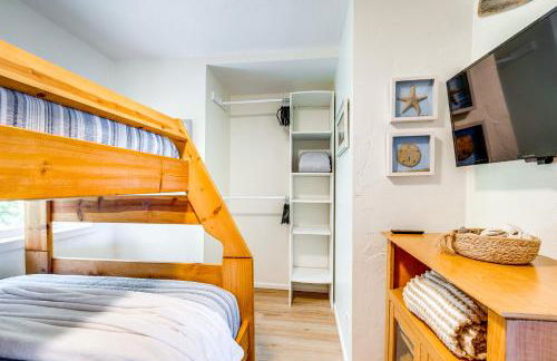 Walk to Winema Road Beach Home with Hot Tub! - Foto 17