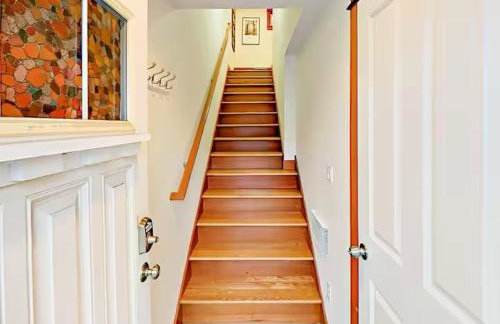 Fremont & Woodland Park Zoo Cozy Living - Photo 8