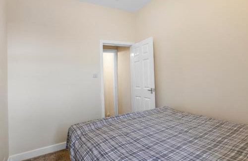 Relax in Comfort 3BR Home for 6 with Full Kitchen, Lounge, Large Bath - Foto 18