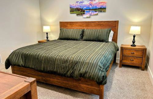 Peaks & Pines Modern Gem, 2 Kings, Bunks, Hot Tub, Walkable, Kid's Cove - Foto 30