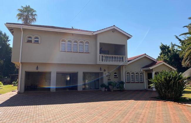 Luxurious 4 bed With Pool in Helensvale - 2255 - Foto 14