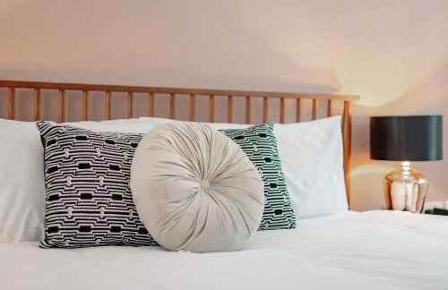 Stylish 5Bedroom Getaway in Quiet Mildenhall Area - Photo 6