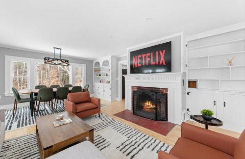 NEW l Modern Comfort wHOT TUB l NH Lakes Region - Foto 1