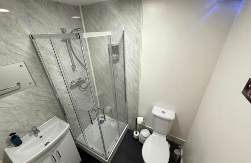 The Sawmills, Carlisle - Spacious 4 Bedroom Family House - Free WiFi - & Parking - Walk to Carlisle Castle - Foto 77