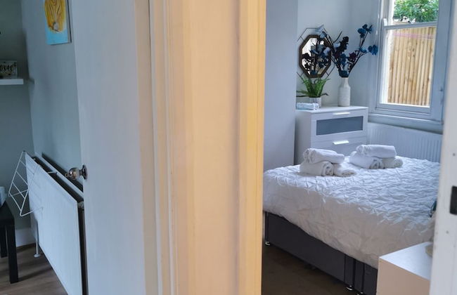 1 Bed Victorian Flat Sleeps 4 - Garden & Patio - Foto 7