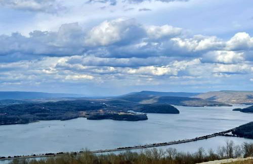 This is IT Cabin with a hot tub fire pit & indoor pool - Foto 31