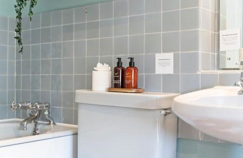 Stunning Countryside Home in Surrey by 53 Degrees Property, Ideal for Family Getaways, Private Tennis Court! - Foto 58