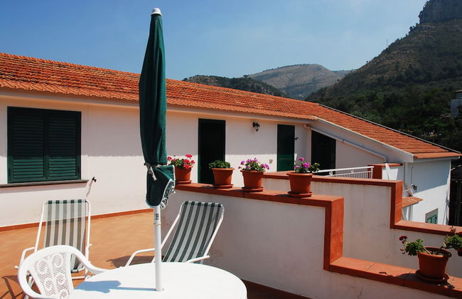 Old Farmhouse Set In A Citrus Grove - Photo 1