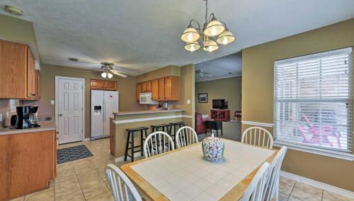 Cozy College Station Home with Patio and Fireplace - Foto 5