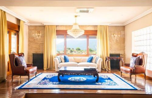 Mansión con Jacuzzi a 40 grados, gran piscina y Pádel - Photo 42