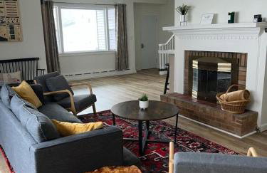 Spacious 4 BR 2BA Home with Bar and Fenced Yard - Foto 6