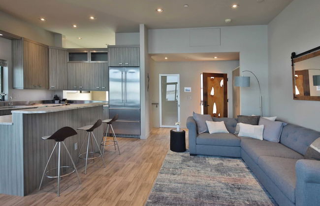 Langley Waterfront Condo by Avantstay A+ Views - Photo 9