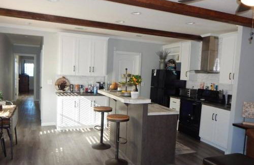 Lakefront Oasis with Private Hot Tub - Foto 5