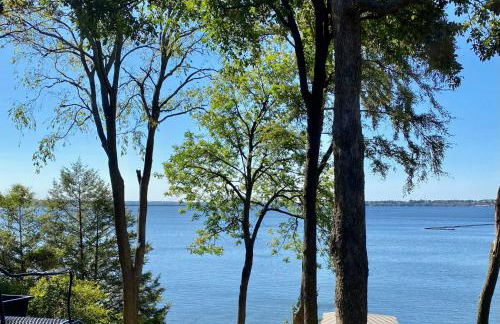 Newly Renovated 4B, 2.5 bath Lakefront home with South Grand Lake Views and dock - Foto 1