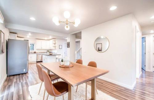 Stylish Modern Farmhouse wYard 10 mins from DT - Foto 67