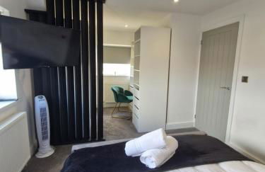 Modern Detached 3 bedroom home with off-road parking & bike store - Photo 4