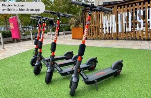 Beautiful City Centre Apartment with Free Parking, Fast-Wifi, SmartTV with Netflix and Private Garden by Yoko Property - Foto 36